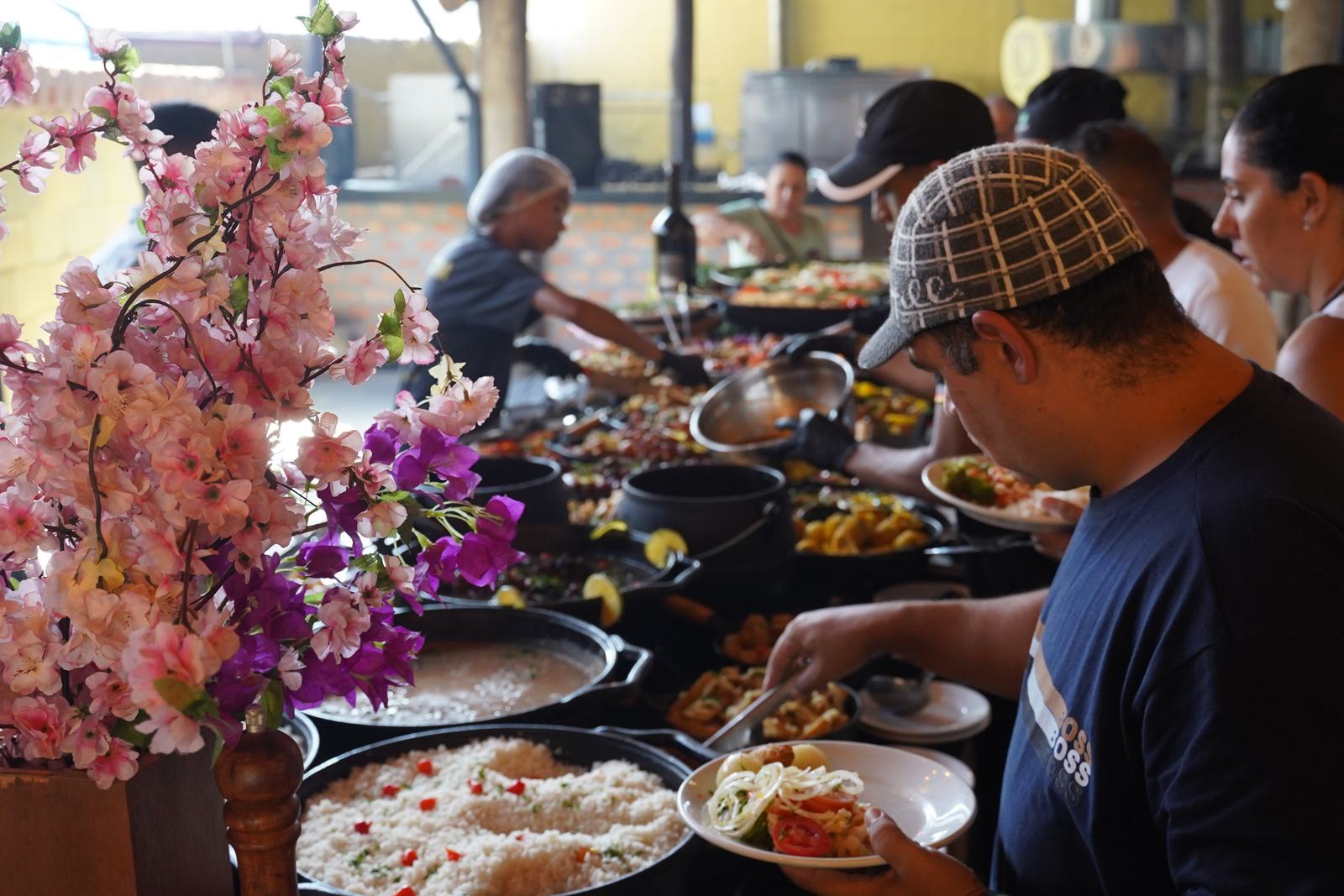 Buffet do almoço sendo servido