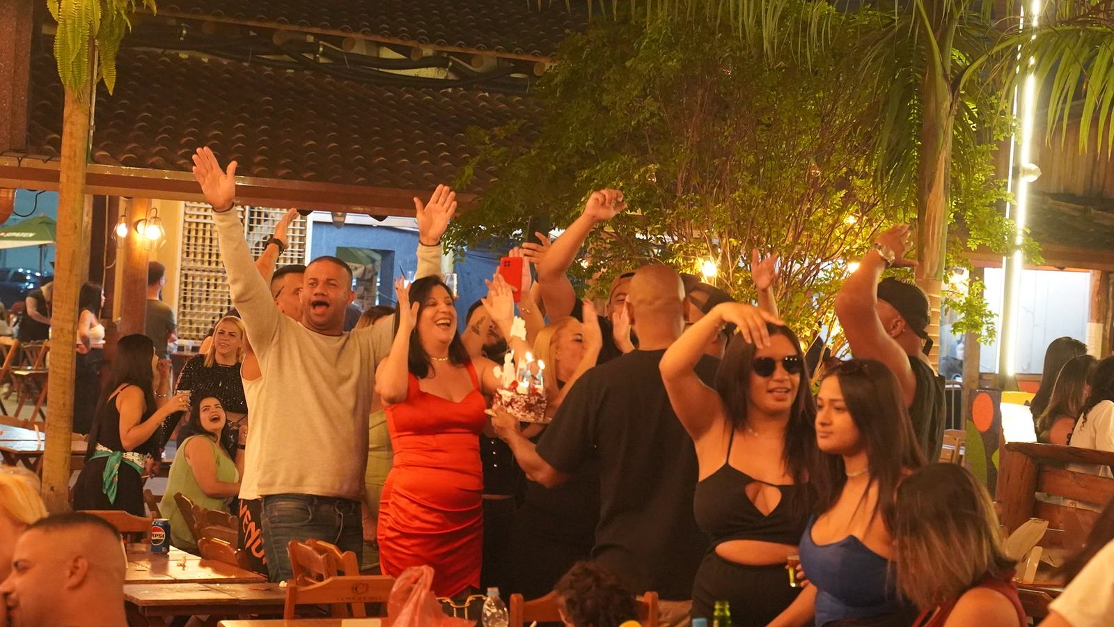 Grupo comemorando aniversário no Maverick