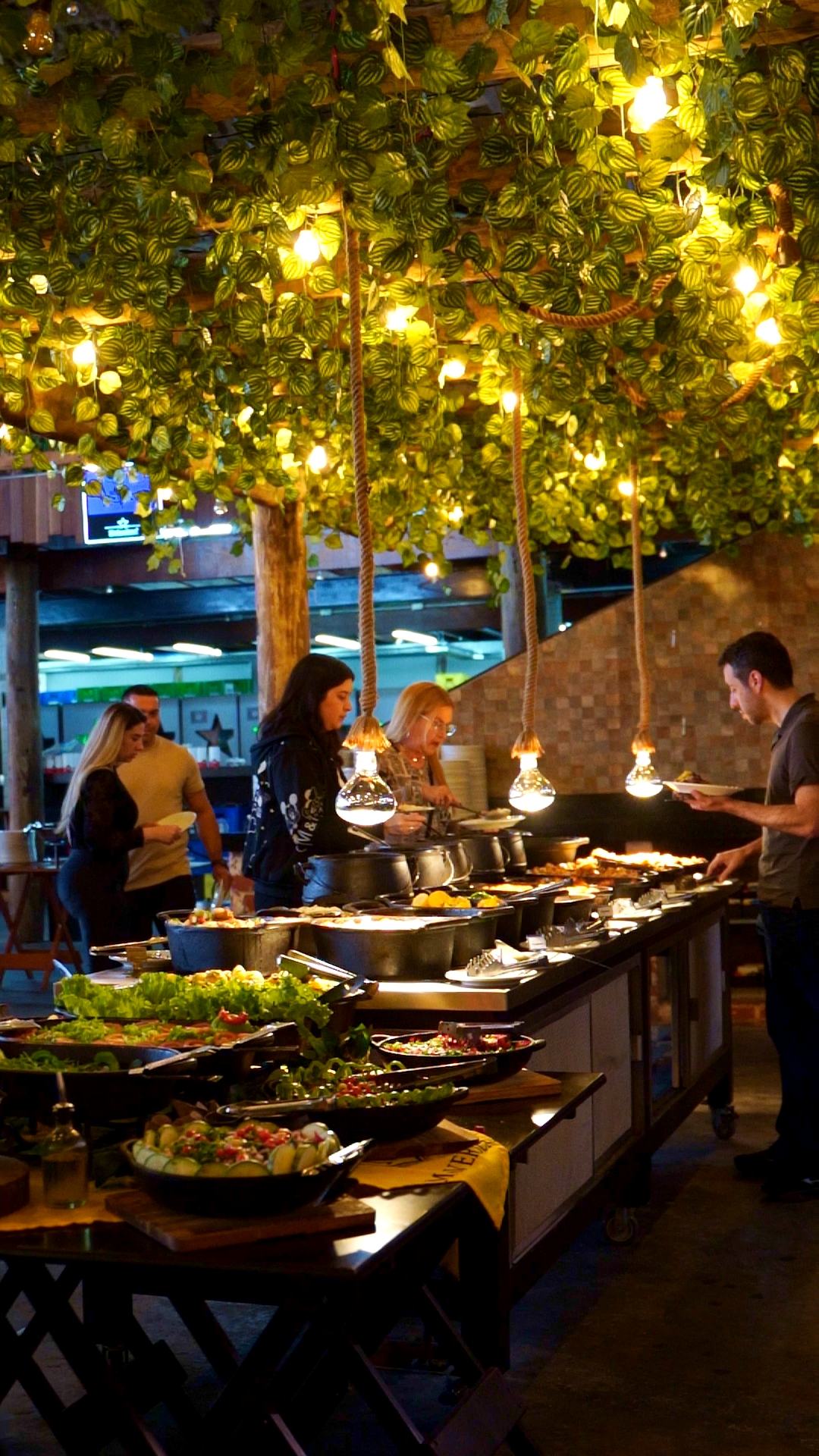 Mesas e buffet do Maverick no fim de tarde